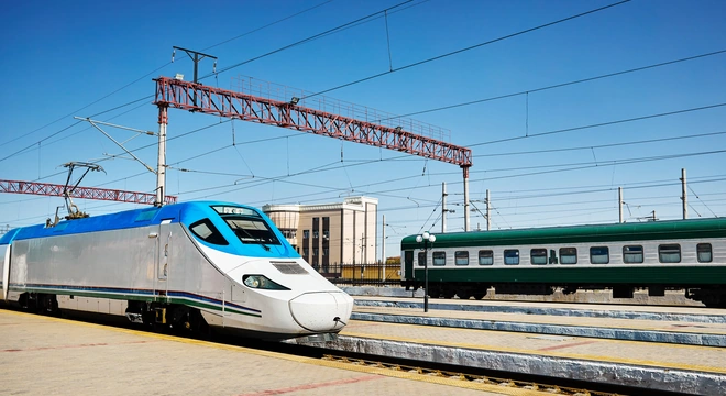 Высокоскоростной электропоезд на электрифицированной железной дороге