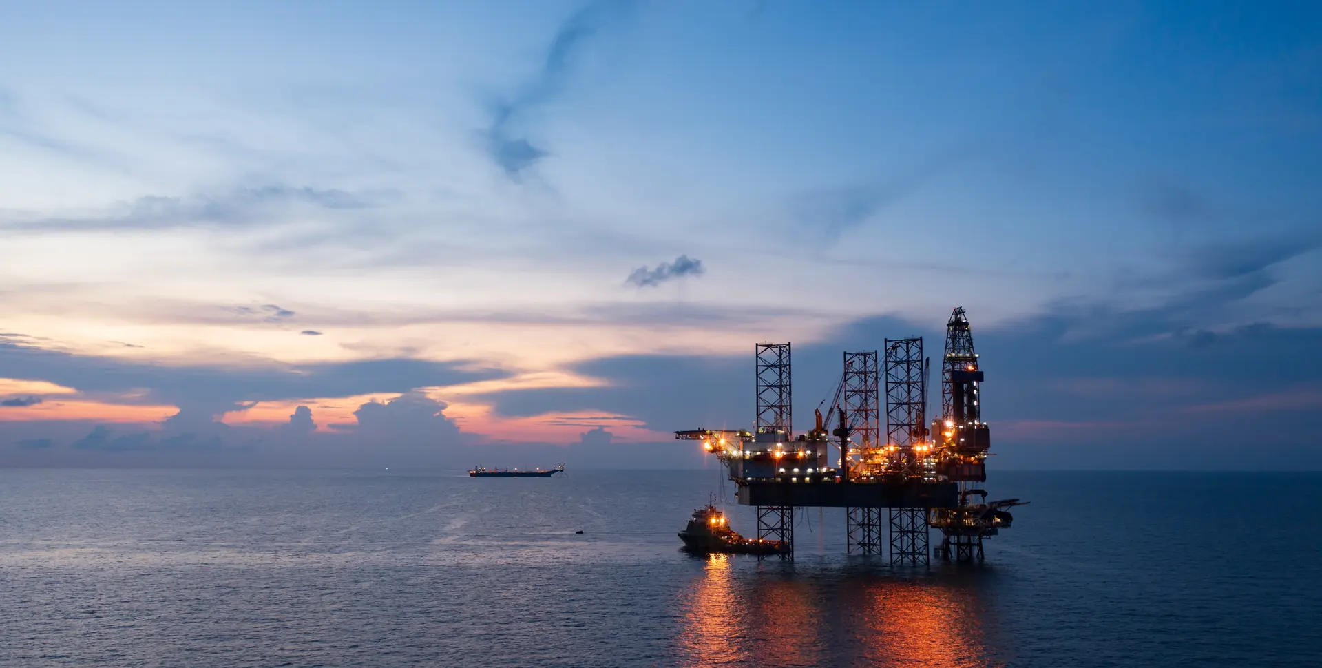 Морская нефтегазодобывающая платформа на закате