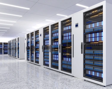 Современный центр обработки данных с рядами белых серверных стоек