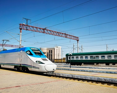 Высокоскоростной электропоезд на электрифицированной железной дороге
