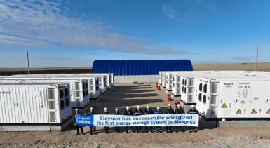 Команда празднует подачу напряжения на первую в Монголии систему накопления энергии с функцией grid-forming