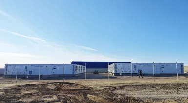 Контейнеры аккумуляторной системы накопления энергии с функцией grid-forming на объекте ВИЭ под голубым небом