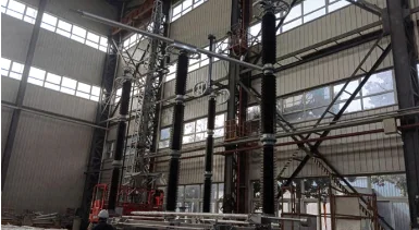 Разъединители 550 кВ в заводском испытательном зале для проекта NEOM Helios в Саудовской Аравии