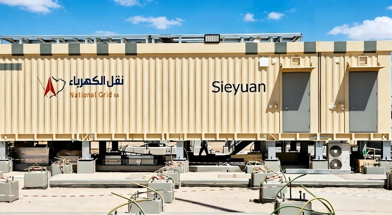 Модули E-House Sieyuan для National Grid SA на стальных опорах на подстанции в пустыне